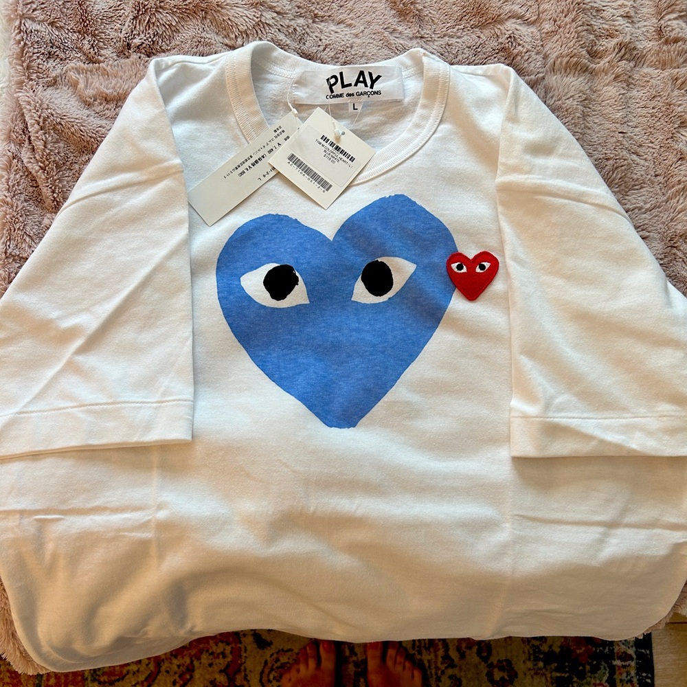 Farfetch Tshirt, Large, white T-shirt with blue and red heart